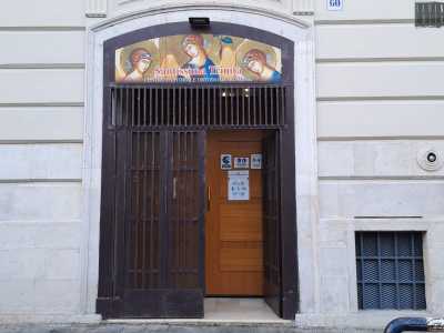 Il luogo risulterebbe quasi mimetizzato tra gli esercizi commerciali se non fosse per una raffigurazione della Santissima Trinit� posta in capo al cancello di ferro d�ingresso